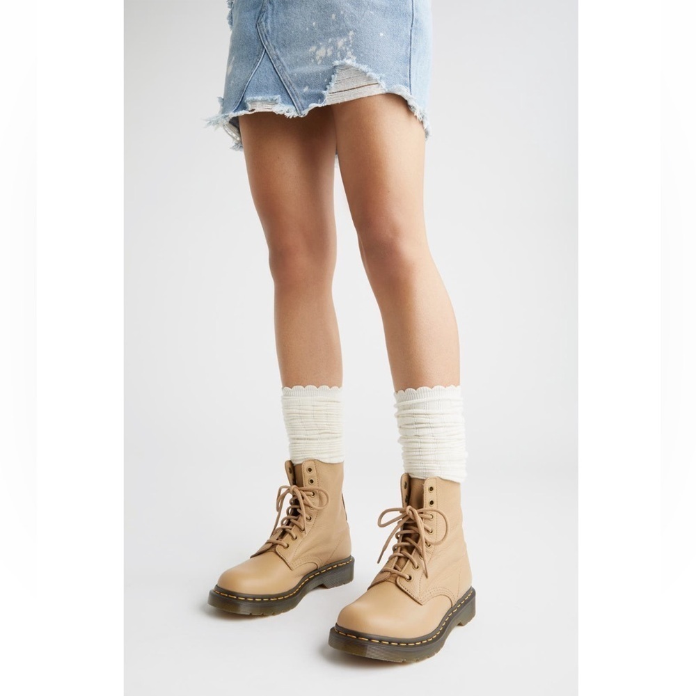 NIB Dr. Martens 1460 WOMEN'S VIRGINIA LEATHER boots New in Box size: 8